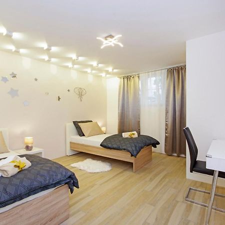 Split Symphony Garden: Modern, New Apartment 외부 사진