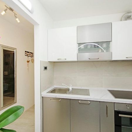 Split Symphony Garden: Modern, New Apartment 외부 사진