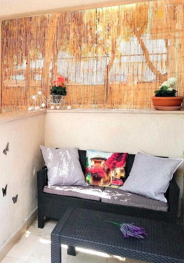 Split Symphony Garden: Modern, New Apartment 외부 사진