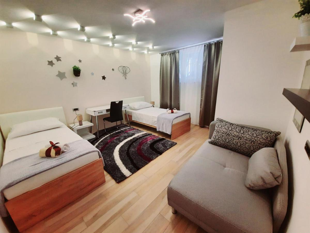 Split Symphony Garden: Modern, New Apartment 외부 사진