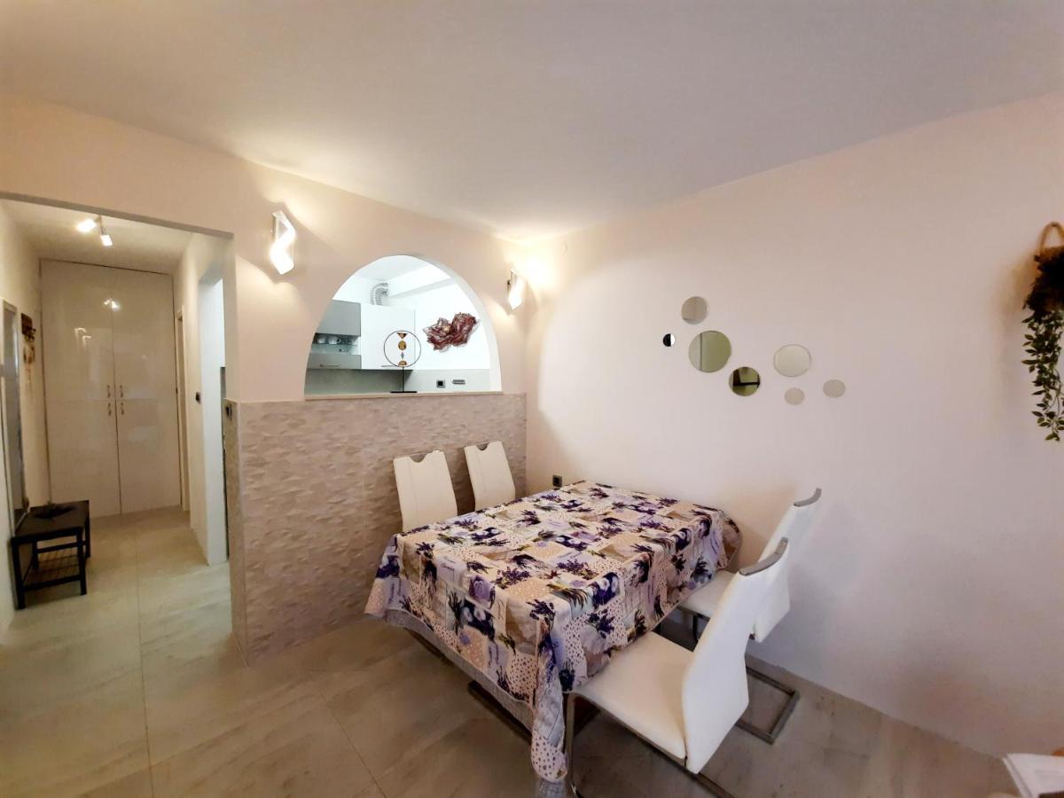 Split Symphony Garden: Modern, New Apartment 외부 사진