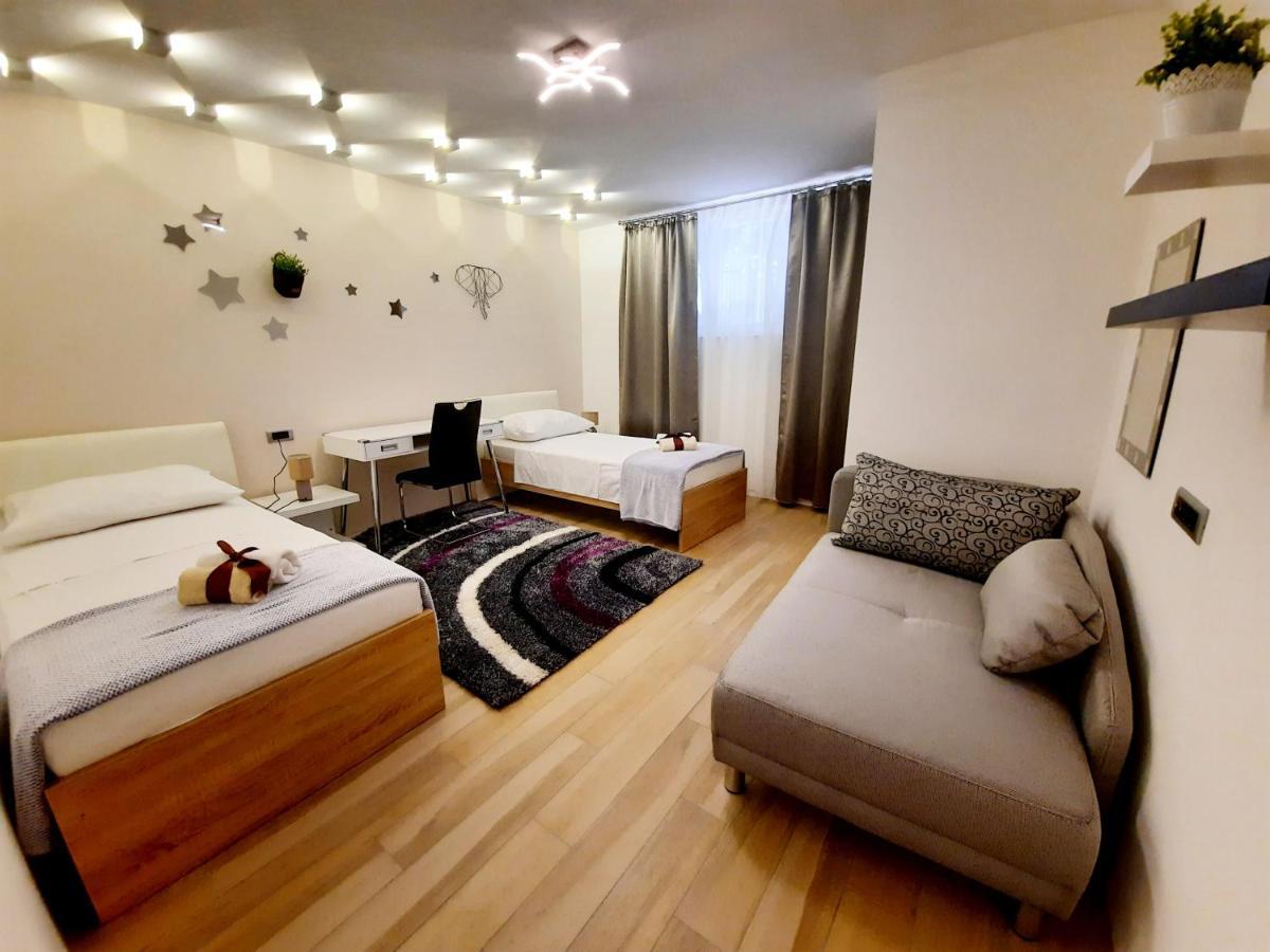 Split Symphony Garden: Modern, New Apartment 외부 사진