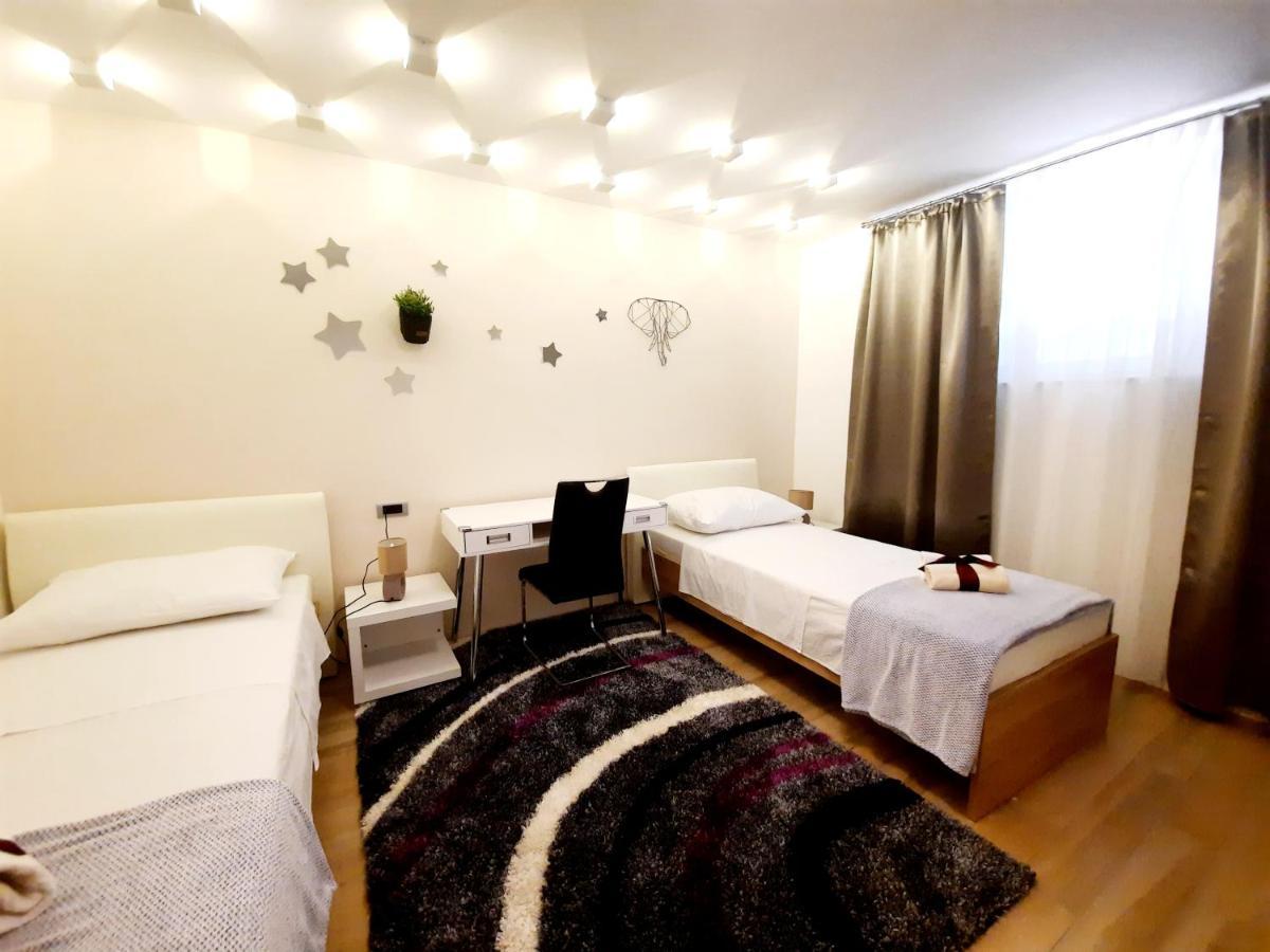 Split Symphony Garden: Modern, New Apartment 외부 사진
