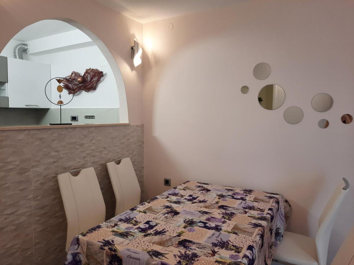 Split Symphony Garden: Modern, New Apartment 외부 사진