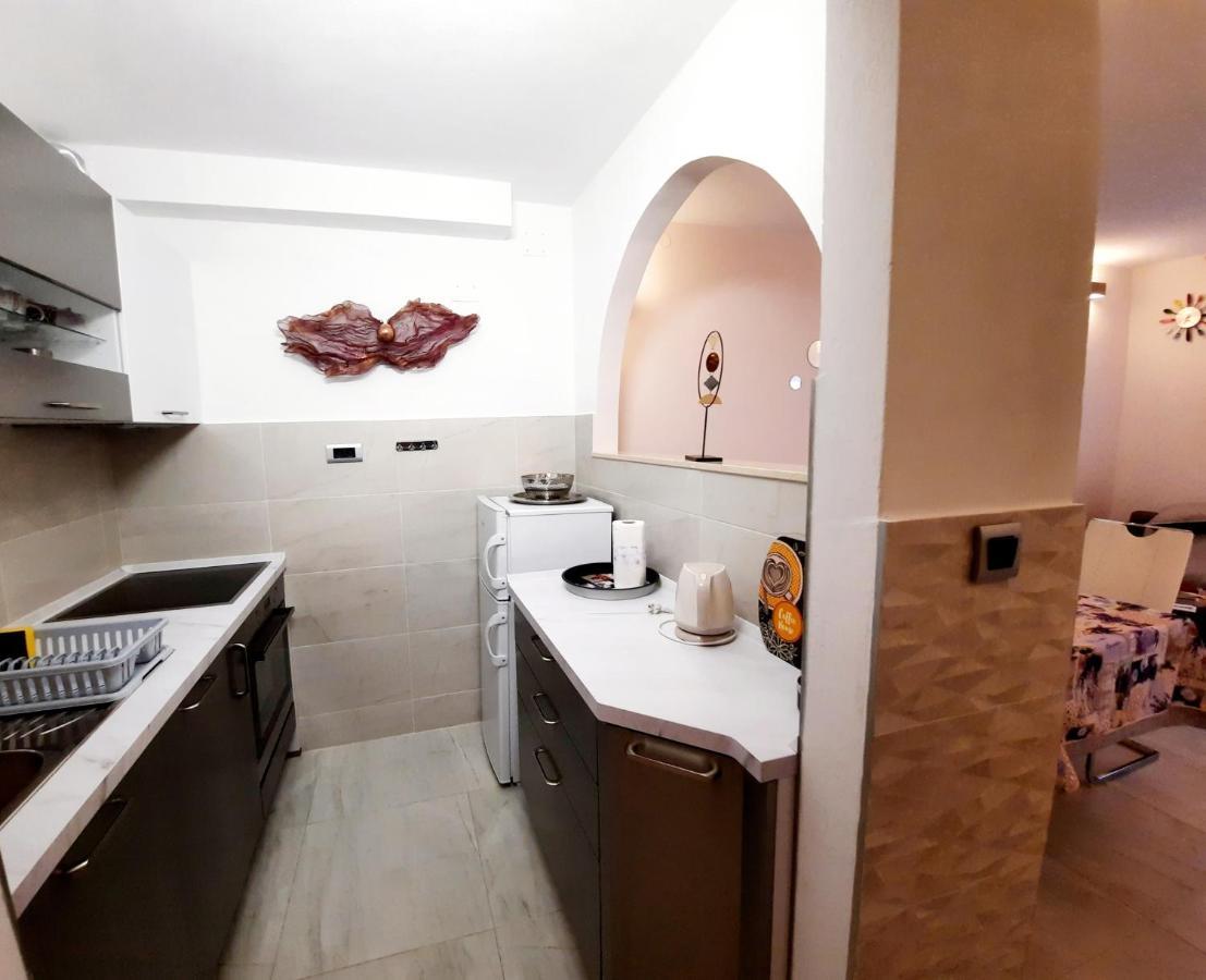 Split Symphony Garden: Modern, New Apartment 외부 사진