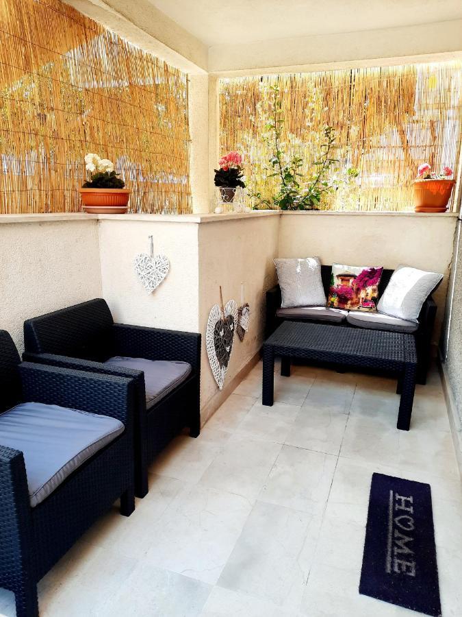 Split Symphony Garden: Modern, New Apartment 외부 사진