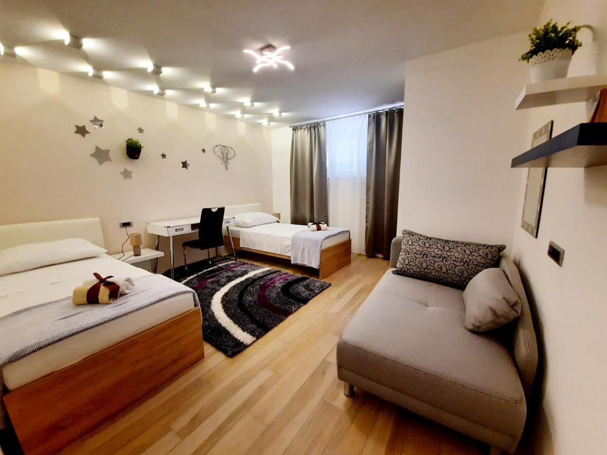 Split Symphony Garden: Modern, New Apartment 외부 사진