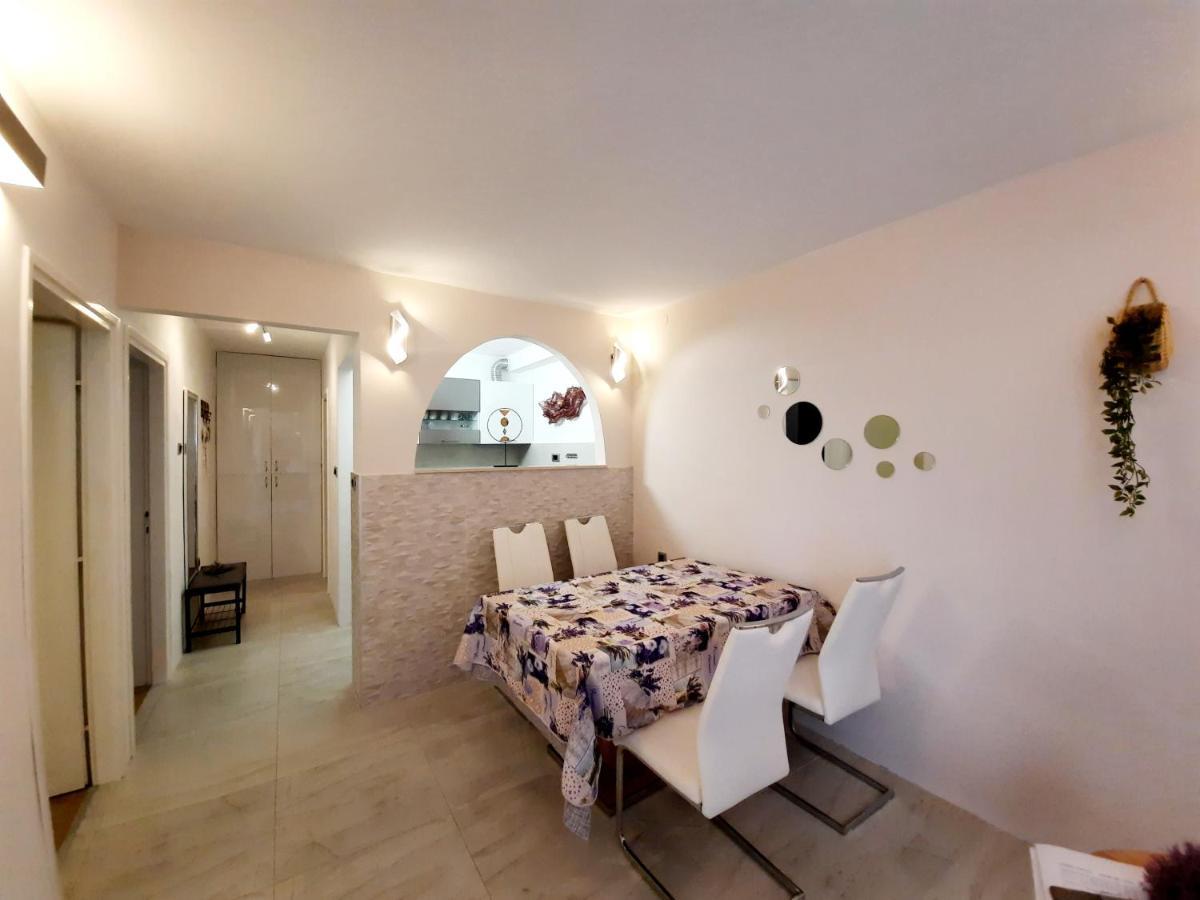 Split Symphony Garden: Modern, New Apartment 외부 사진