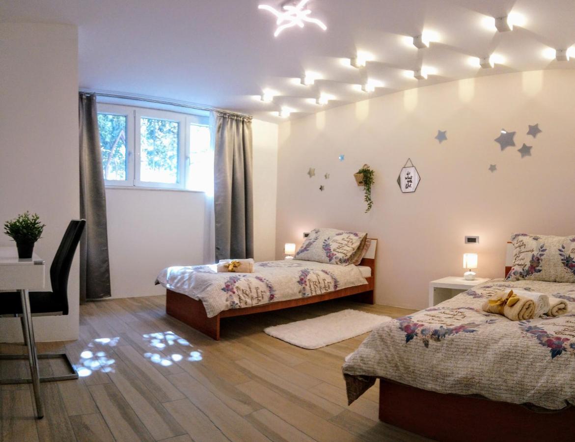 Split Symphony Garden: Modern, New Apartment 외부 사진