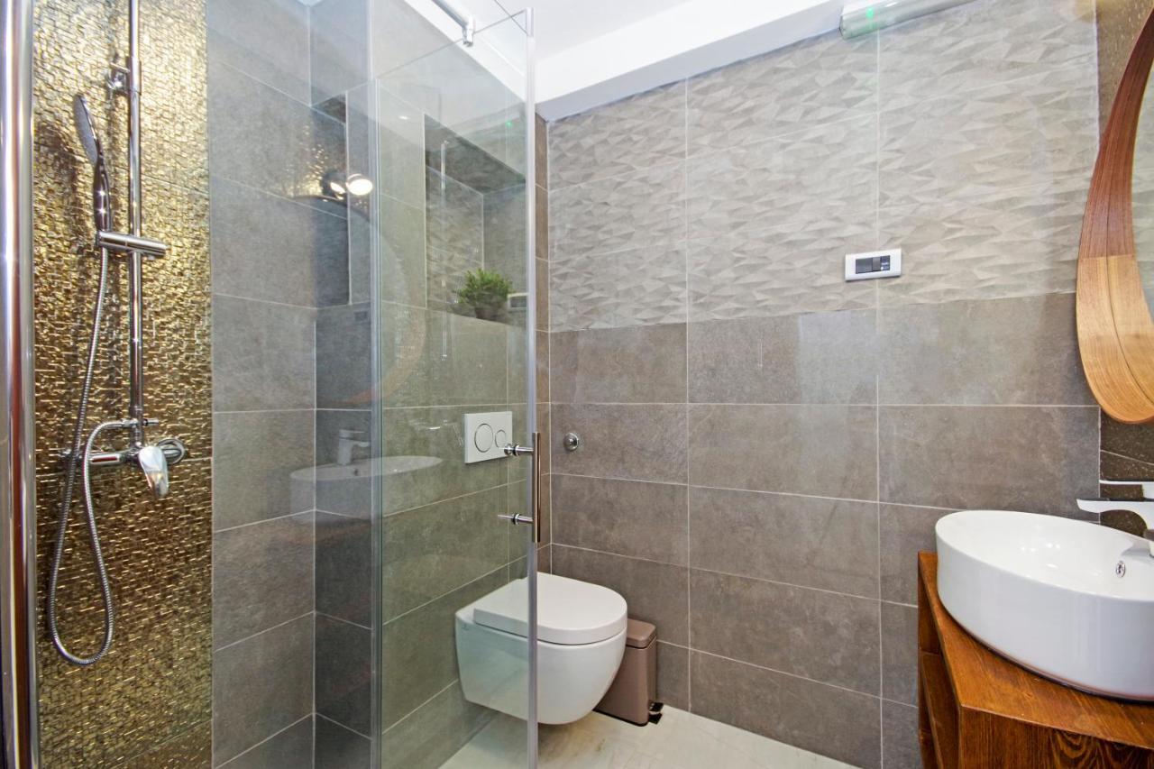 Split Symphony Garden: Modern, New Apartment 외부 사진