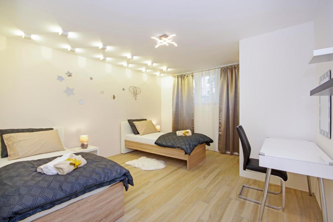 Split Symphony Garden: Modern, New Apartment 외부 사진