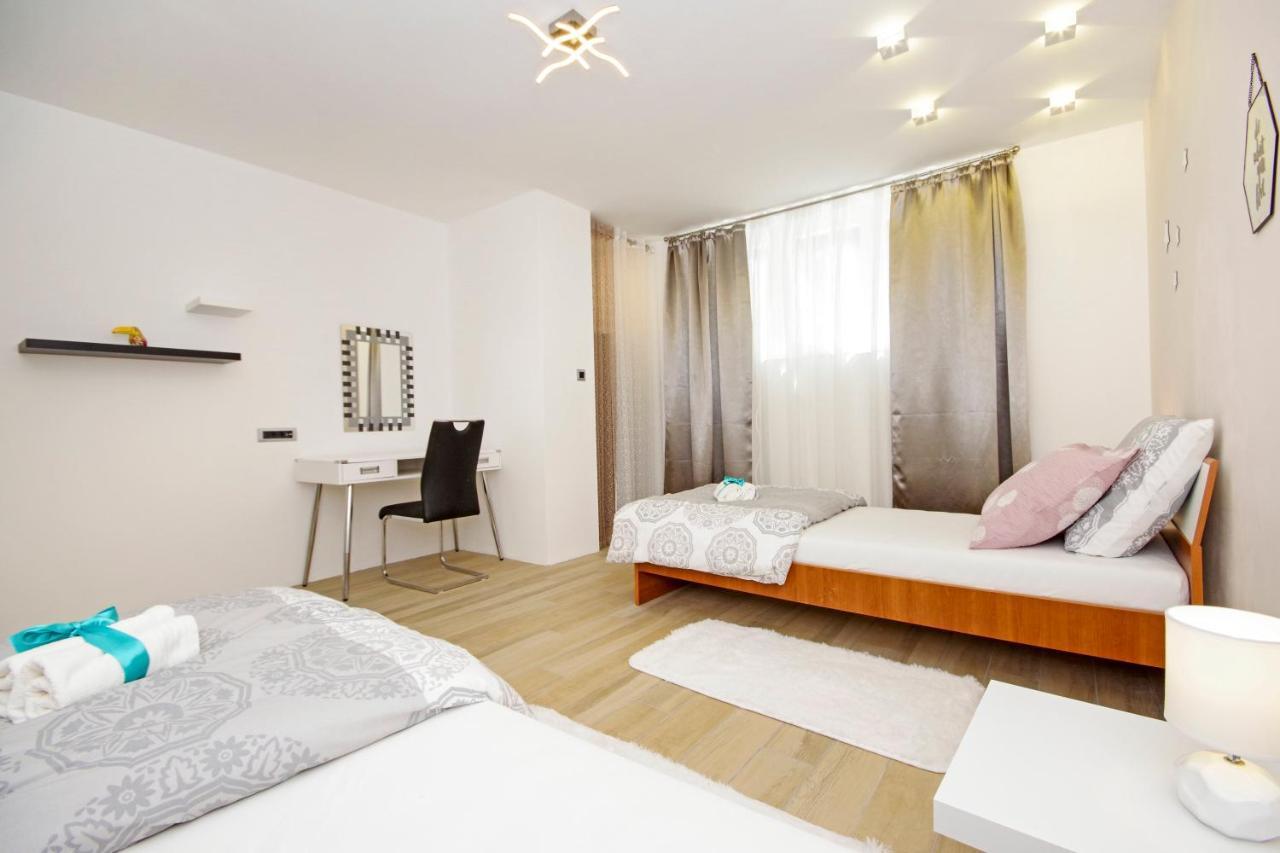 Split Symphony Garden: Modern, New Apartment 외부 사진