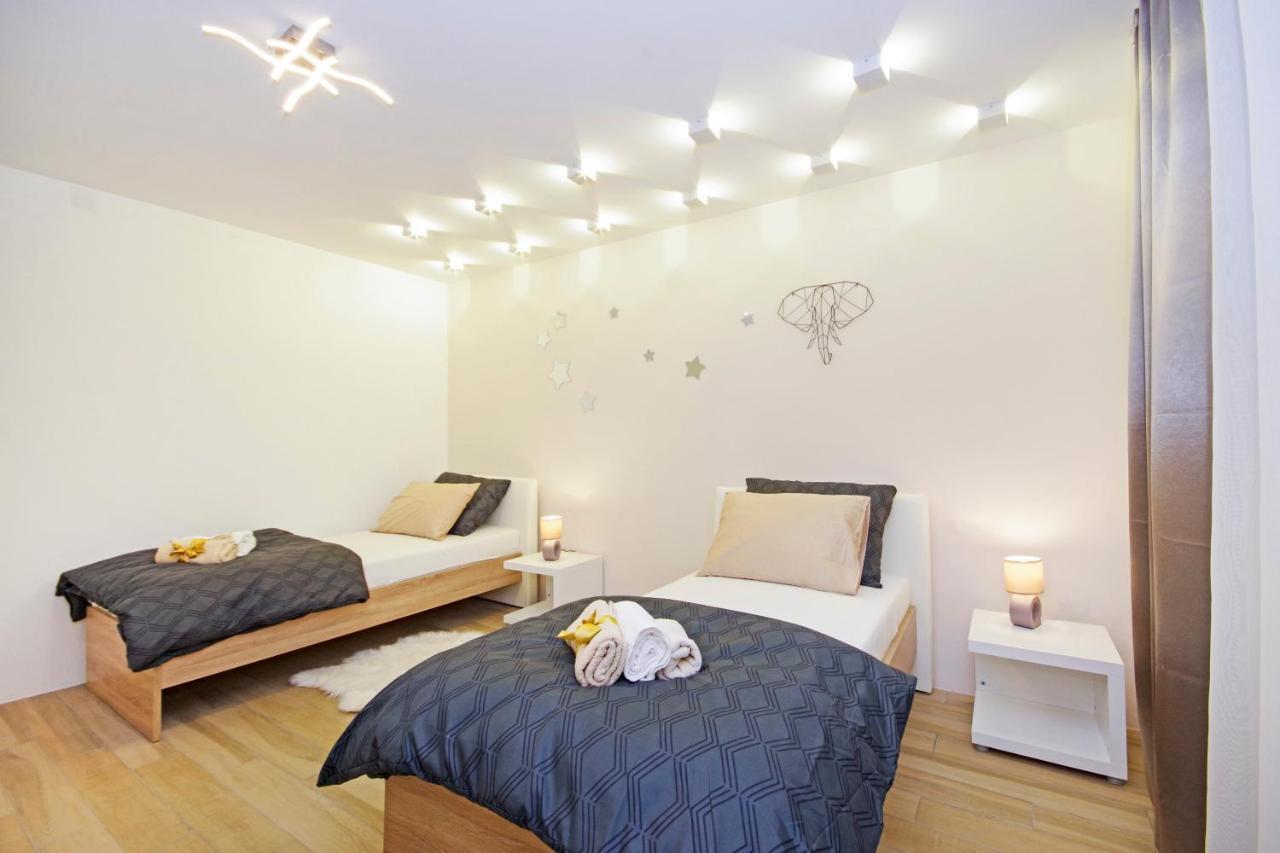Split Symphony Garden: Modern, New Apartment 외부 사진