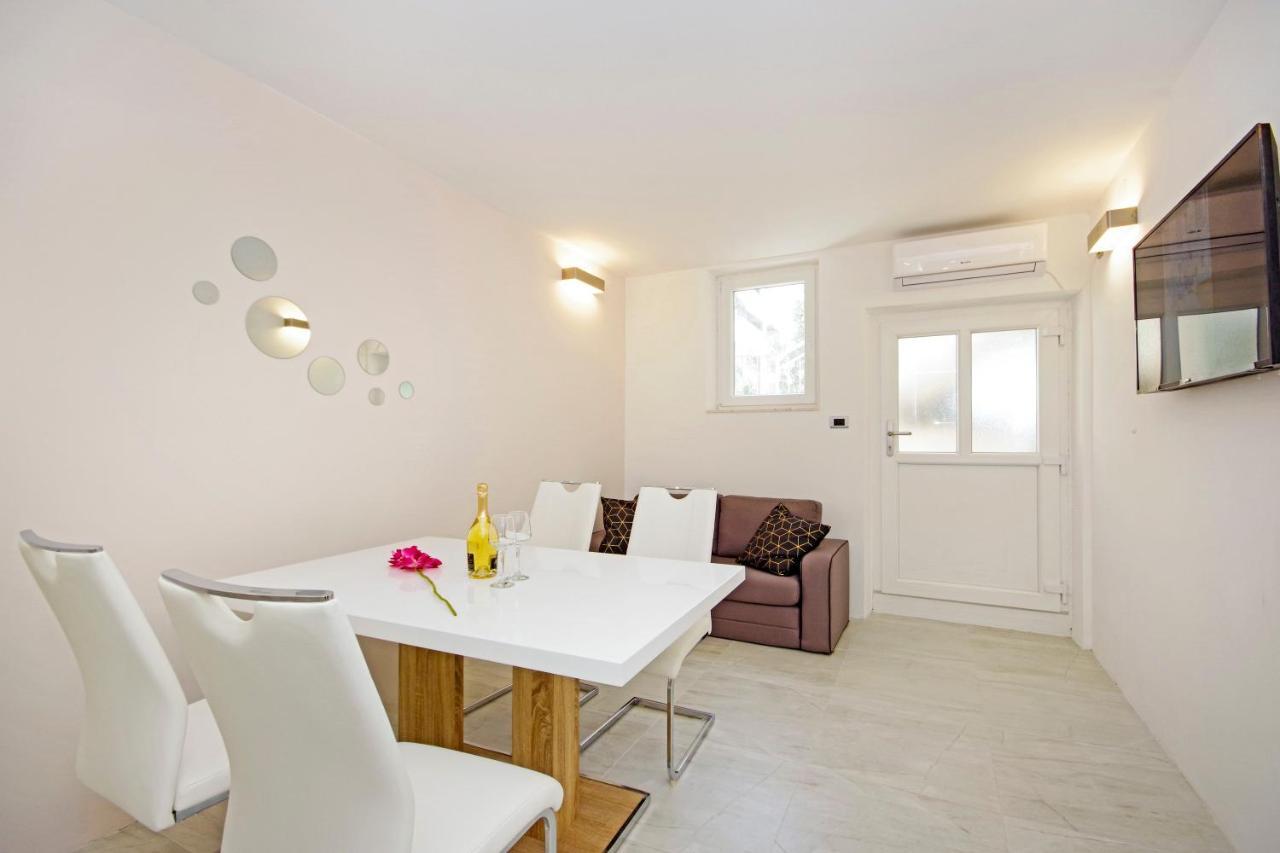 Split Symphony Garden: Modern, New Apartment 외부 사진