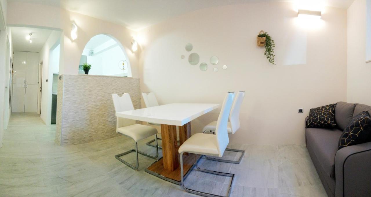 Split Symphony Garden: Modern, New Apartment 외부 사진