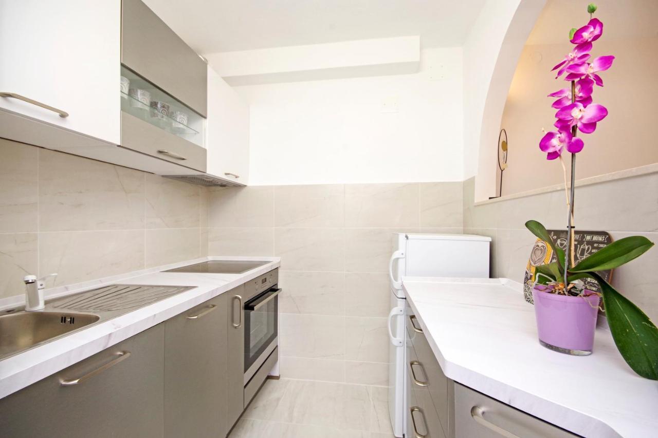 Split Symphony Garden: Modern, New Apartment 외부 사진