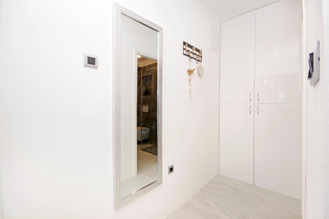 Split Symphony Garden: Modern, New Apartment 외부 사진