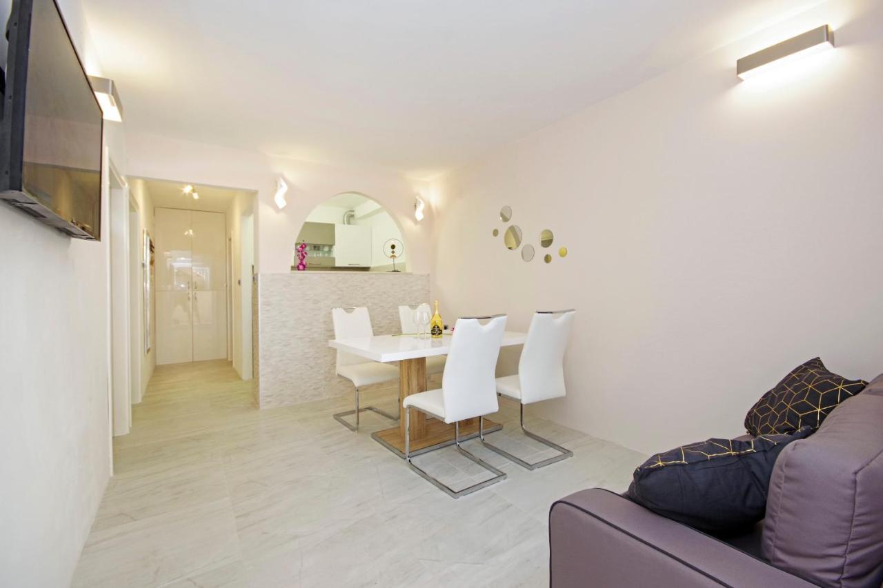 Split Symphony Garden: Modern, New Apartment 외부 사진