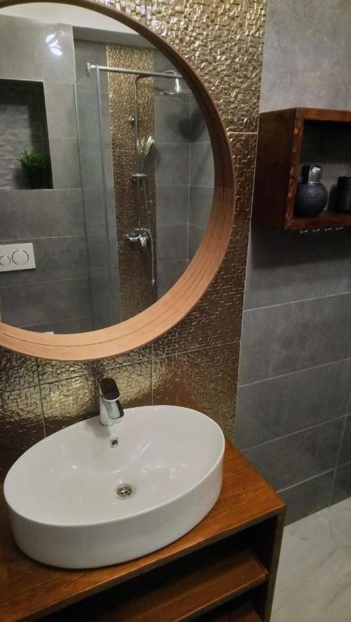 Split Symphony Garden: Modern, New Apartment 외부 사진