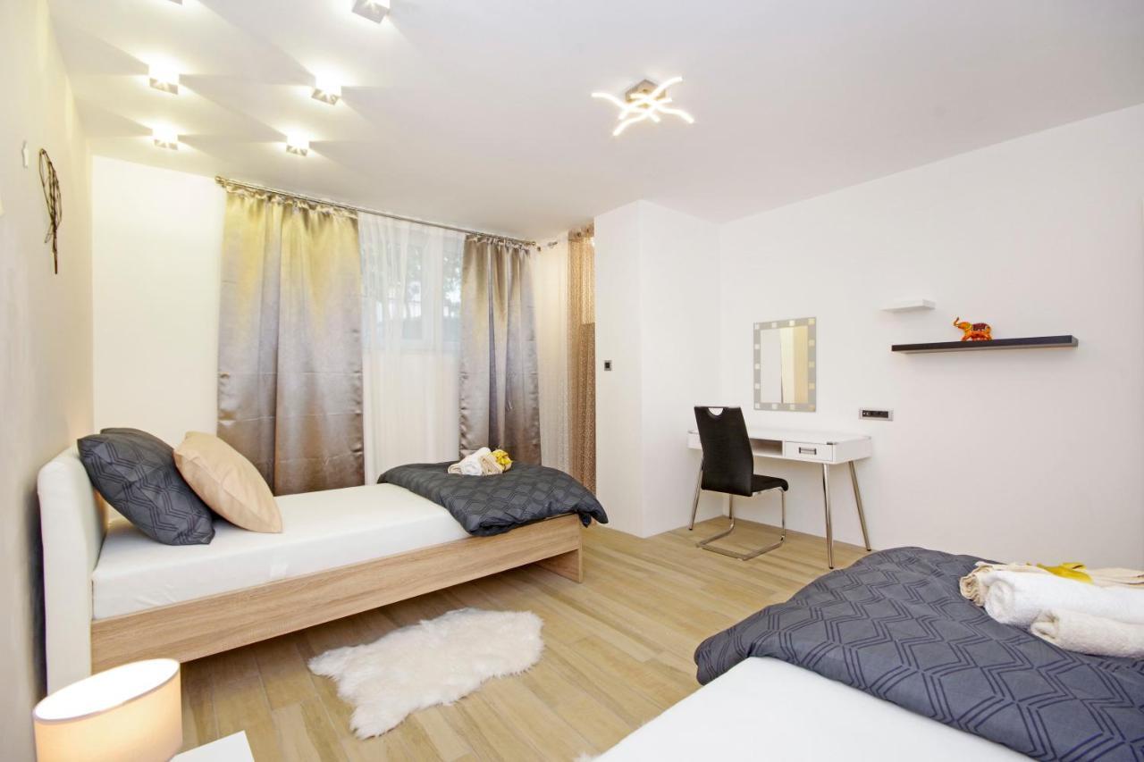 Split Symphony Garden: Modern, New Apartment 외부 사진