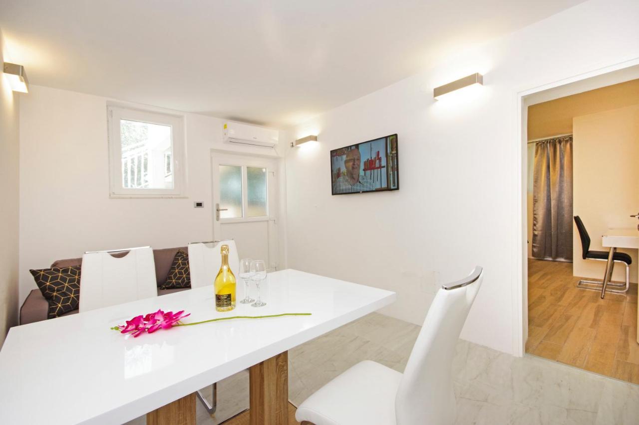 Split Symphony Garden: Modern, New Apartment 외부 사진