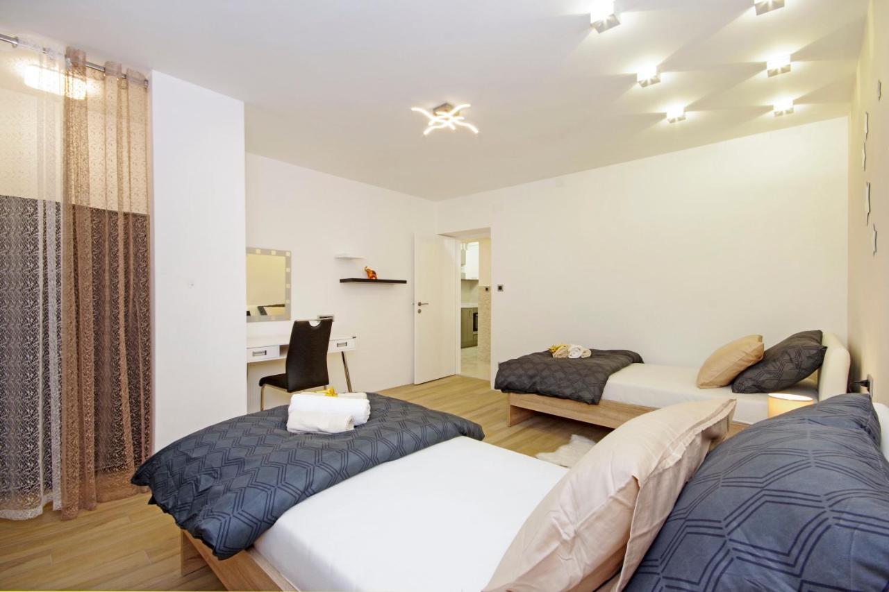 Split Symphony Garden: Modern, New Apartment 외부 사진
