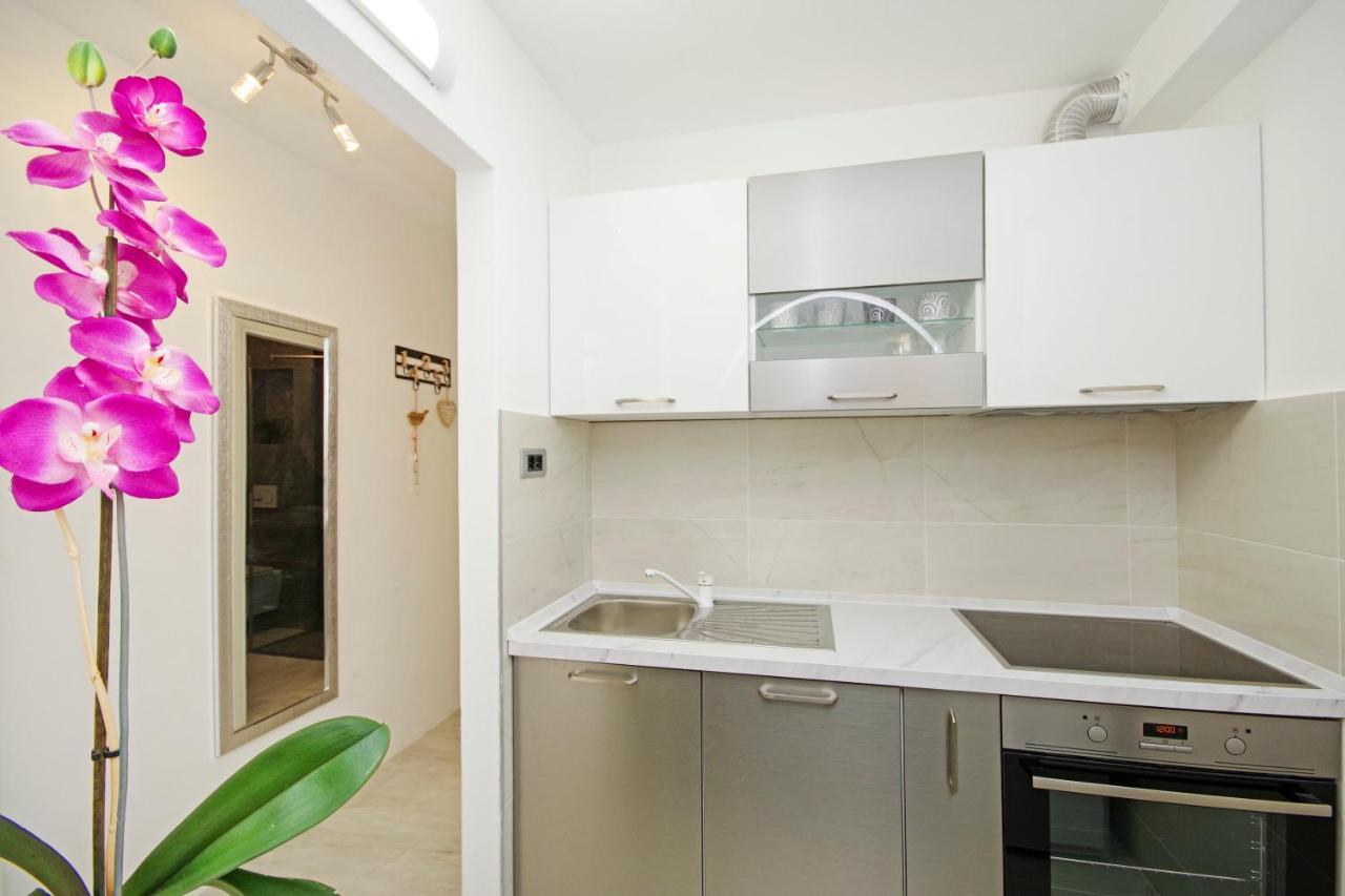 Split Symphony Garden: Modern, New Apartment 외부 사진