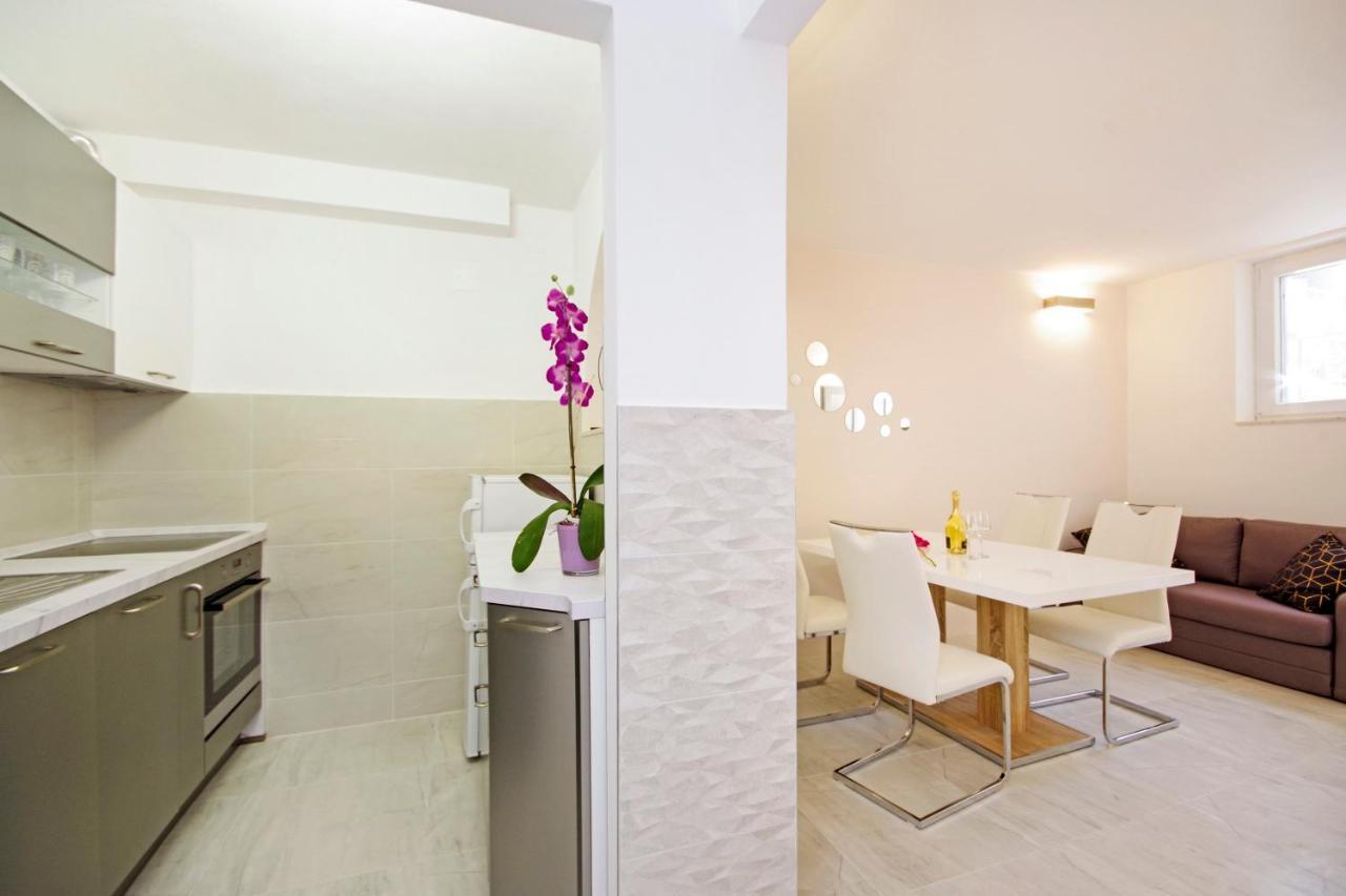 Split Symphony Garden: Modern, New Apartment 외부 사진