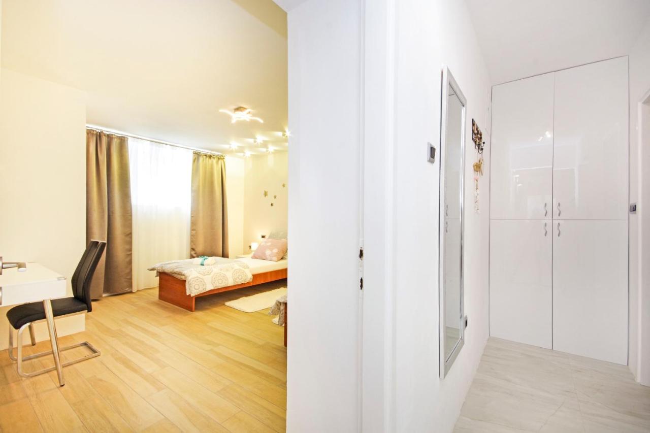 Split Symphony Garden: Modern, New Apartment 외부 사진