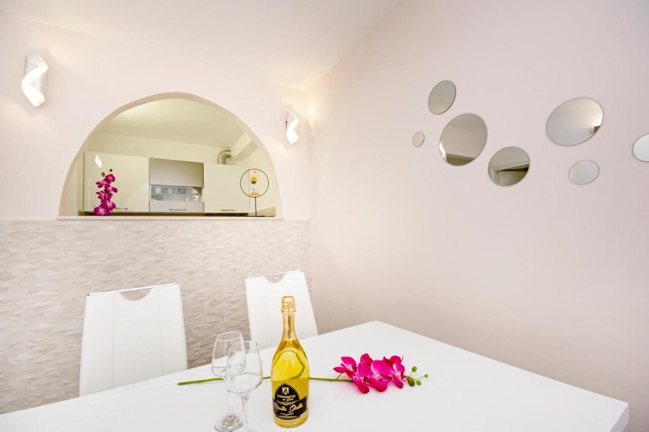 Split Symphony Garden: Modern, New Apartment 외부 사진
